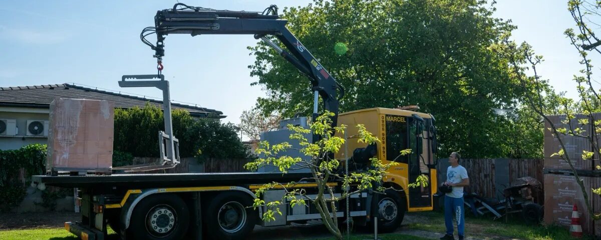 autodoprava s hydraulickou rukou