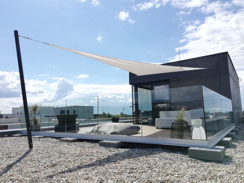 sklenené zábradlie na terasu