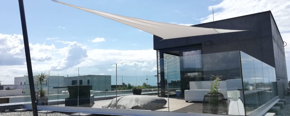 sklenené zábradlie na terasu